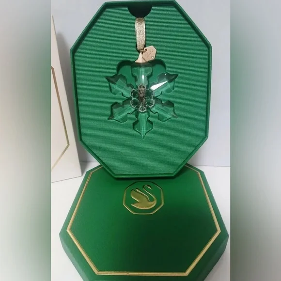 Swarovski 2022 Annual Ornament - Picture 2 of 6